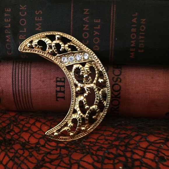 Vintage Jewelry - Vintage gold crescent moon brooch pin